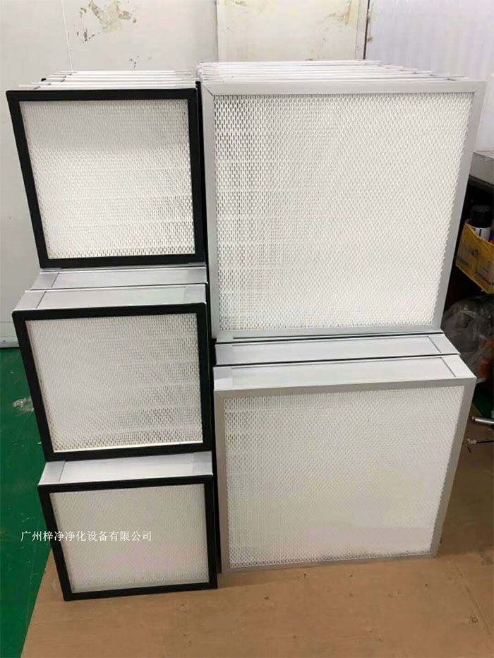 洁净室高效过滤器安装前,必须对洁净室进行全面清扫、擦净,净化空调系统内部如有积尘,应再次清扫、擦净,达到清洁要求。 洁净室高效过滤器是怎么安装的?